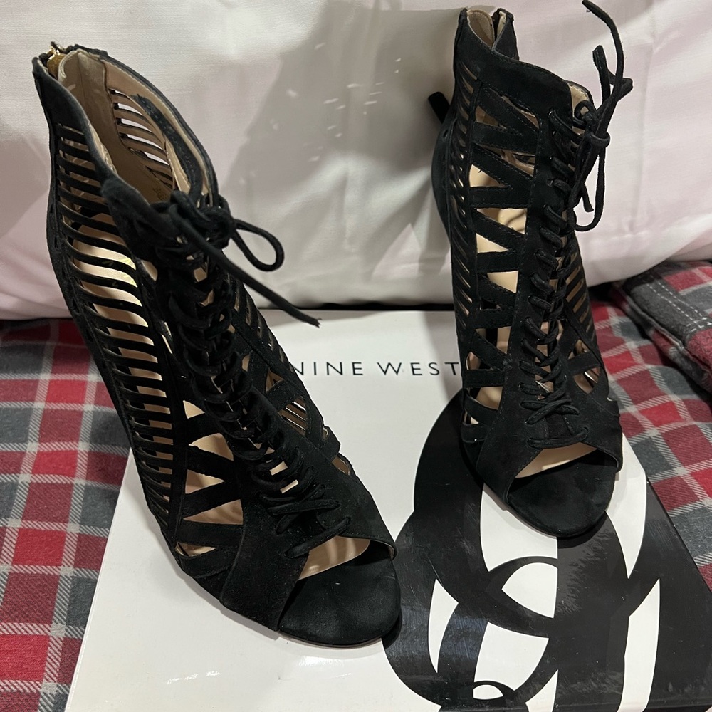 Nine west 8M sandals heels and straps in black